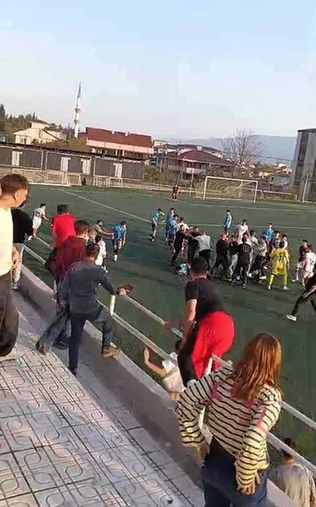 Karabük'te Dökecekspor ile Demirspor'un U17 maçı 78. dakikada kavgayla tatil edildi