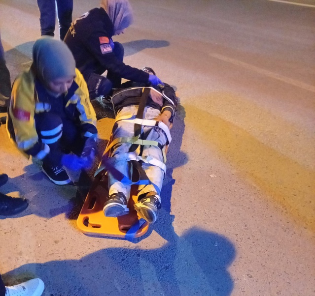 Adıyaman Gölbaşı'nda devrilen motosikletin sürücüsü yaralanarak hastaneye kaldırıldı