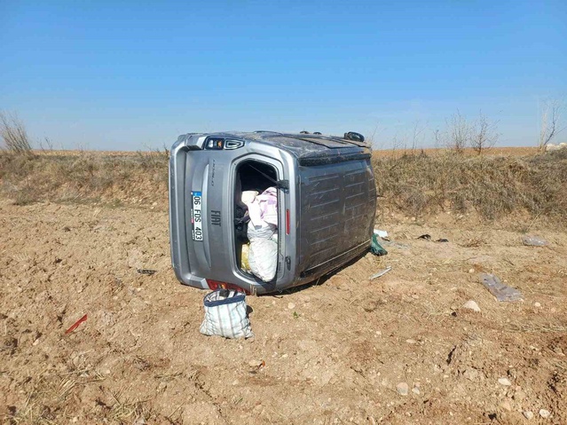 Çorum Alaca'da bariyerlere çarpan araç tarlada takla attı, 2 kişi yaralandı