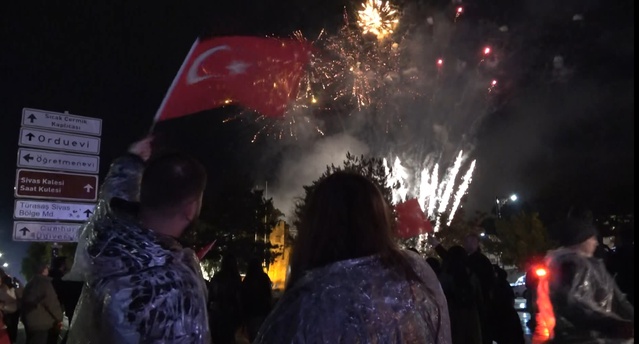 Sivas'ta Cumhuriyet'in 103'üncü yıl dönümü kutlamaları havai fişeklerle sona erdi
