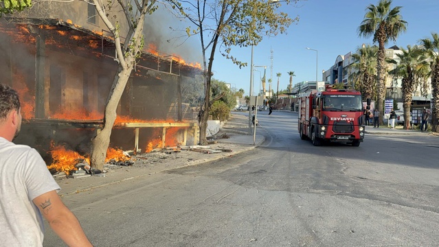 Bodrum'da çiçekçi olacak iş yerindeki yangın 1 saatte söndürüldü, depo hasar gördü
