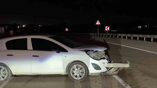 Düzce'de bariyerlere çarpan araç trafiği tek şeride düşürdü, sürücü hafif yaralandı