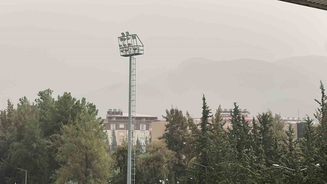 Osmaniye'de toz taşınımı günlük yaşamı olumsuz etkiledi, araçlar tozla kaplandı