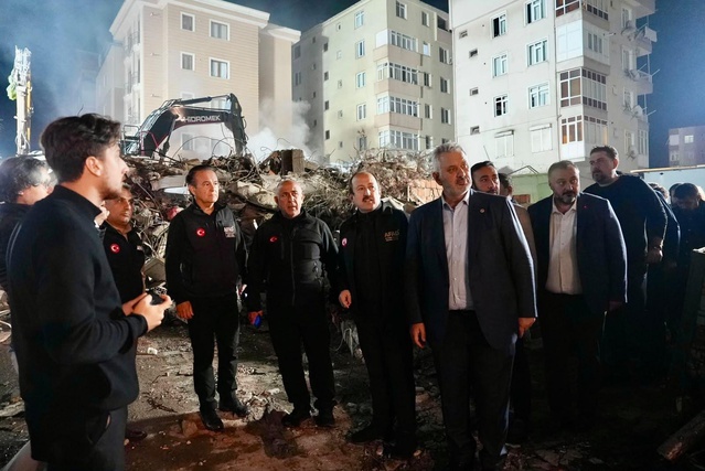 İstanbul Maltepe'de çöken binada 12 kişi kurtarıldı, 3 can kaybı var, 2 kişi aranıyor