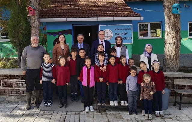 Aslanapa Kaymakamı İsmail Tosun, iki ilkokulda öğrencilerle buluştu