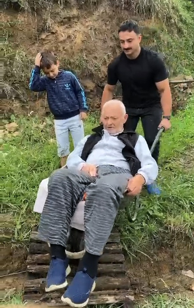 Trabzon Araklı'da diyaliz hastası, yol uygun olmadığı için el arabasıyla taşınıyor