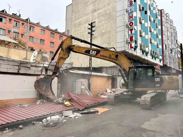 Ankara Altındağ'da güvenlik açısından uygun bulunmayan 3 işletme belediyece yıkıldı