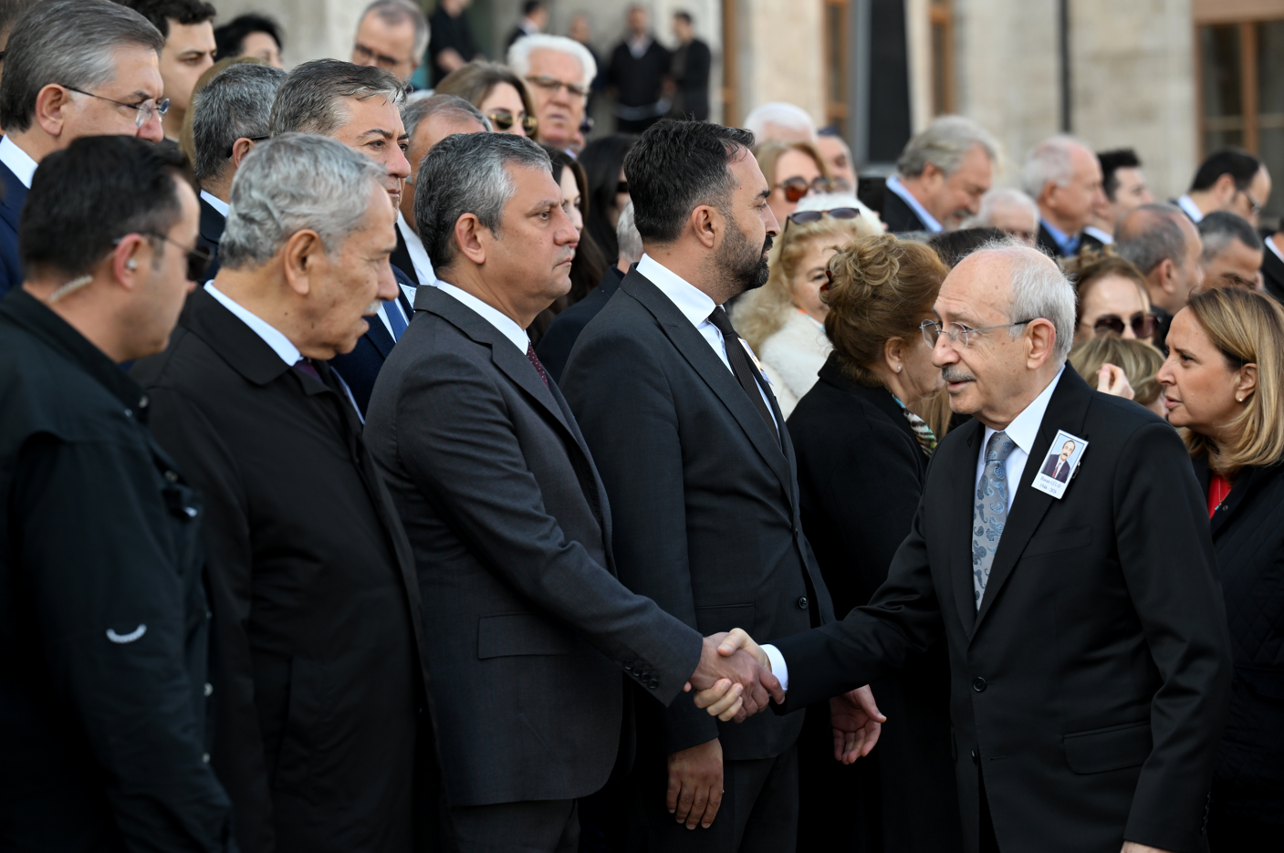 Cenaze töreninde dikkat çeken anlar. Kemal Kılıçdaroğlu ile Özgür Özel tokalaştı