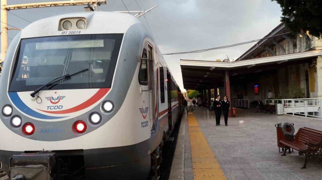Trende ücretsiz seyahatte engelli, gazi ve şehit yakını kartı istenmeyecek: 29 Ekim'den itibaren kimlik yeterli