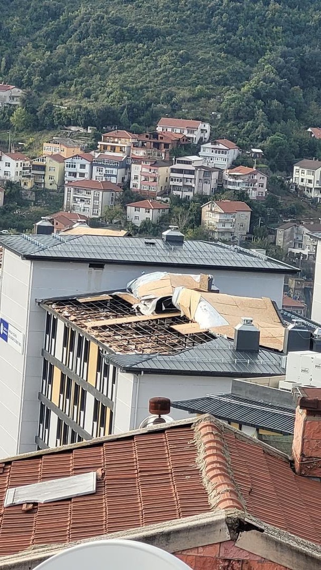 Zonguldak Ereğli'de şiddetli rüzgar KYK kız yurdu çatısını söktü, yaralanan olmadı