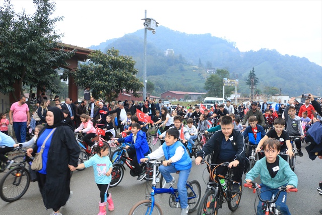 Trabzon Of'ta 238 kişi Cumhuriyet Bayramı bisiklet şöleninde pedal çevirdi