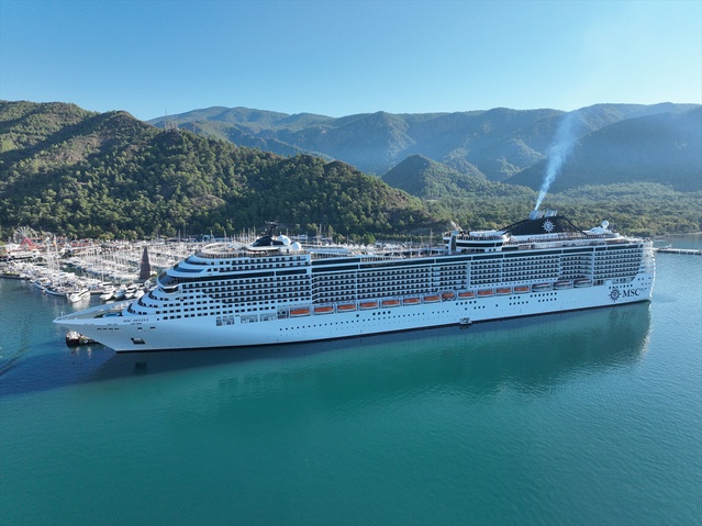 Panama bayraklı MSC Divina, Muğla'nın Marmaris ilçesine 3 bin 710 turist getirdi