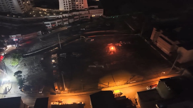 Sarıyer Ayazağa'da 19 dükkanın enkazı gece boyu kaldırılmaya çalışıldı