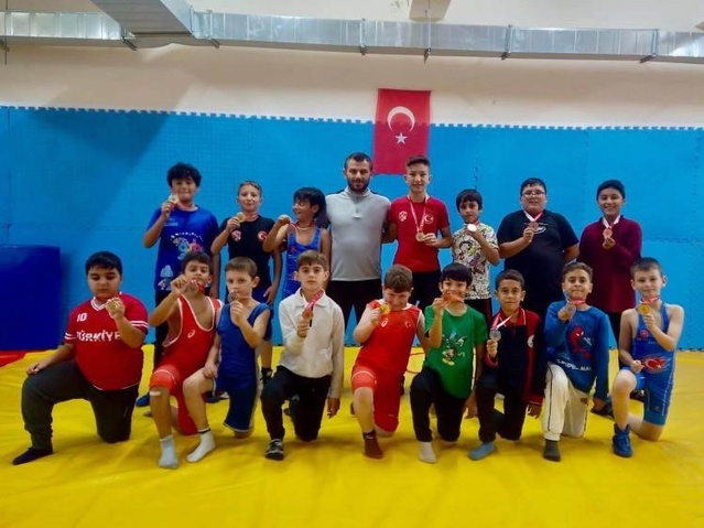 Bilecik'te düzenlenen judo ve güreş müsabakalarında sporcular tebrik edildi
