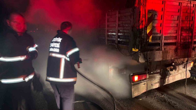 Bilecik Bozüyük'te lastiği patlayan kamyonda yangın çıktı, yaklaşık 3 metrekare yandı