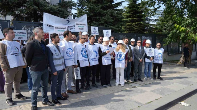 Kamu mühendisleri Çalışma Bakanlığı önünde Teknik Personel Komisyonu istedi