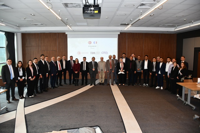 Türk halı üreticileri Paris'te Fransız ithalatçılarla ikili görüşmeler yaptı