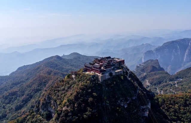 Çin'in Henan eyaletindeki Yuntai Dağı'nda Zhuyu Zirvesi ziyaretçileri ağırlıyor