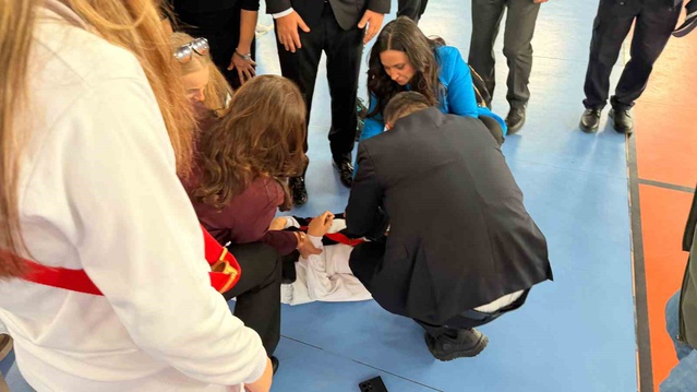 Afyonkarahisar'da bayılan kız öğrenciye doktor milletvekili ilk müdahaleyi yaptı