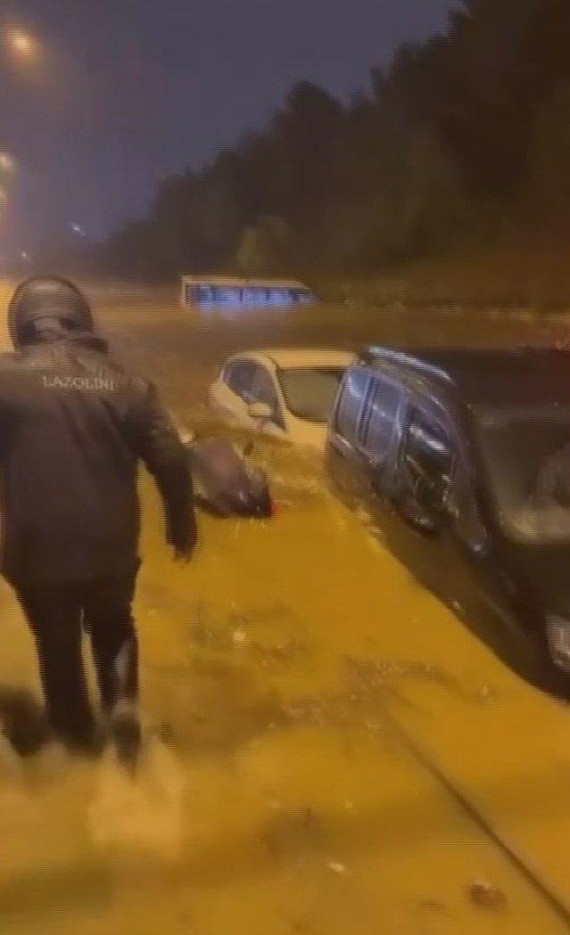 Ümraniye'de yağışla biriken suda araçlar mahsur kaldı, sürücüler zor anlar yaşadı