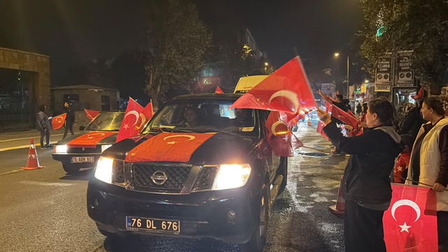 Iğdır'da Cumhuriyet'in 103'üncü yılı konvoyuna Vali Taşolar katıldı