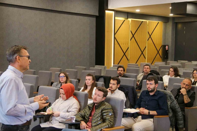 Avukat Ender Kızılray, Kütahya OSB'de işverenlerin iş kazası sorumluluklarını anlattı