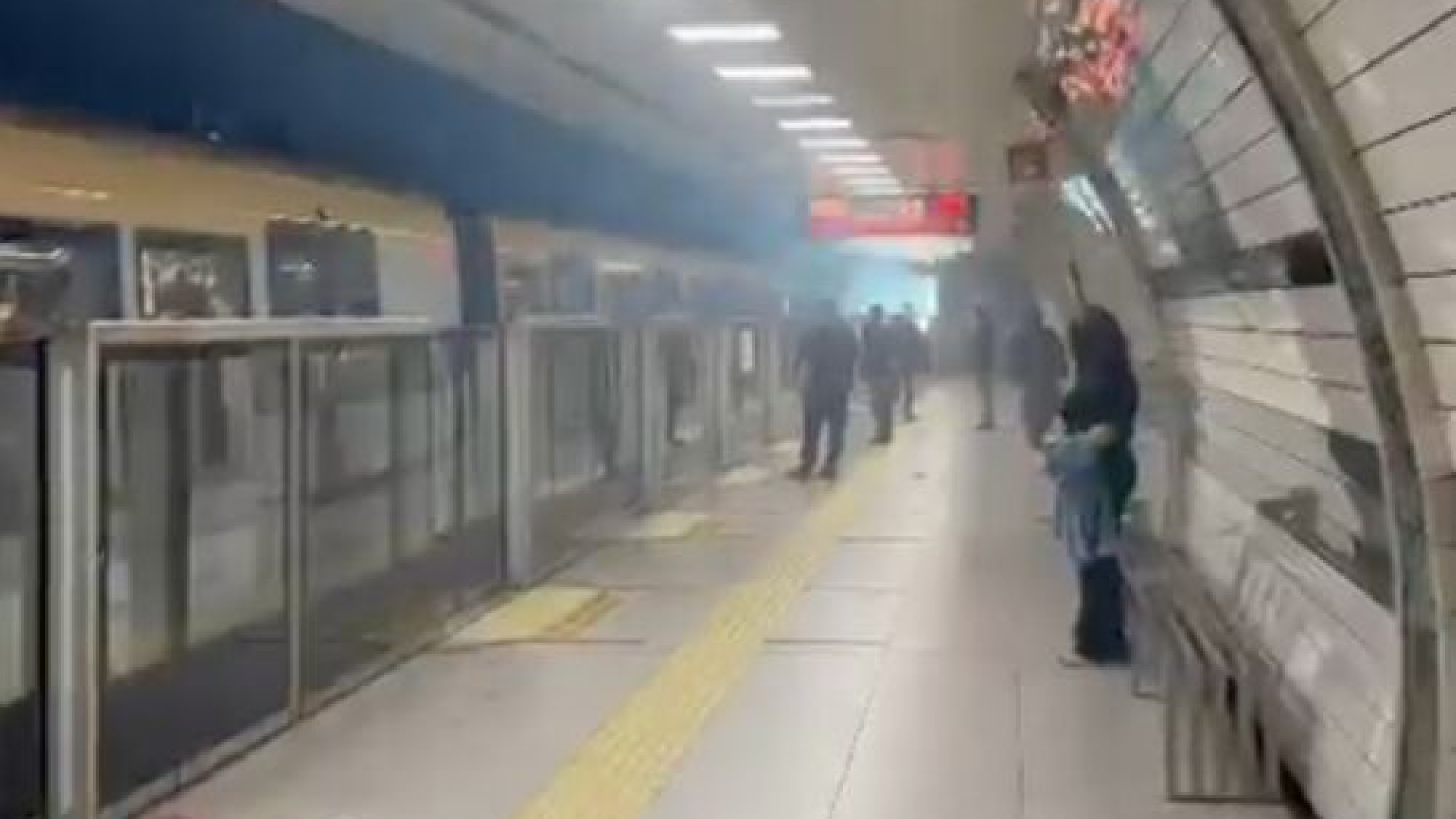Metroda yangın paniği! Seferler aksadı