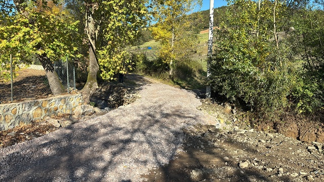 Kocaeli'de sel nedeniyle kapanan Alihocalar Mahallesi dere geçiş yolu ulaşıma açıldı