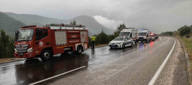 Mersin Silifke'de şarampole yuvarlanan yolcu minibüsündeki 17 kişi yaralandı