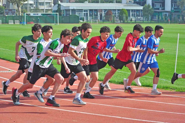 Körfez'de Cumhuriyet Kupası'nda 6 liseden 50 öğrenci tartan pistte koştu