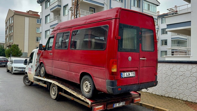 Afyonkarahisar Erkmen'de çarpışan minibüslerden biri devrildi, 16 kişi yaralandı