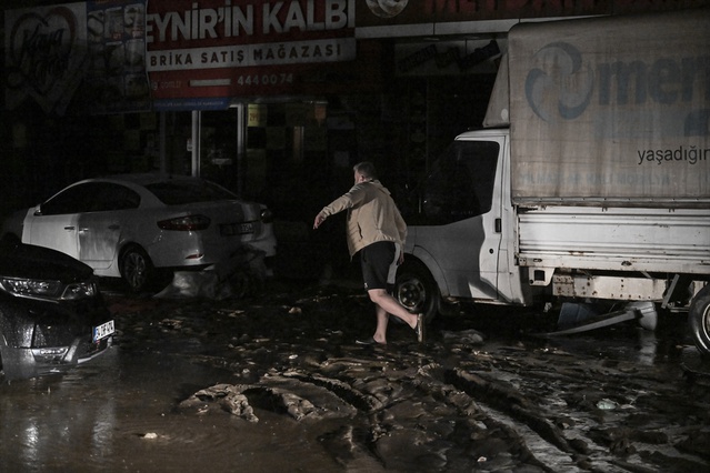 Sarıyer'de sağanakta iş yerinde mahsur kalanlar iş makineleri ve botla kurtarıldı