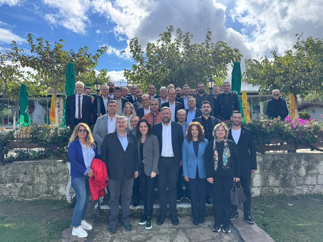CHP İzmir İl Başkanı Gümrükçü, Çeşme'de esnafı dinledi, Çeşme Projesi'ne karşı çıktı