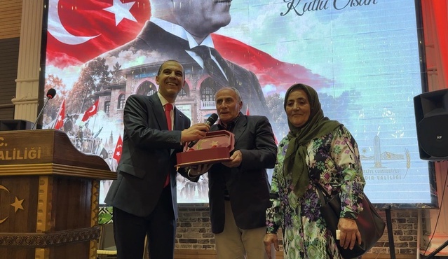 Iğdır'da Vali Taşolar, konvoya bisikletle katılan Çiftçi'ye Türk bayrağı hediye etti