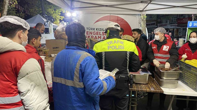 İstanbul Sarıyer'de sel sonrası Kızılay'ın afetzedelere yemek dağıtımı sürüyor