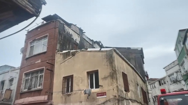 Fatih’te korkutan yangın! Alevler bitişikteki binanın çatısına sıçradı
