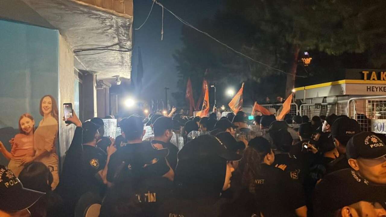 İzmir'de Cemil Tugay protestosunda arbede!