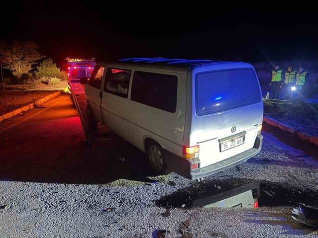 Afyonkarahisar Emirdağ'da tırla çarpışan kamyonet devrilmedi, 1 kişi yaralandı