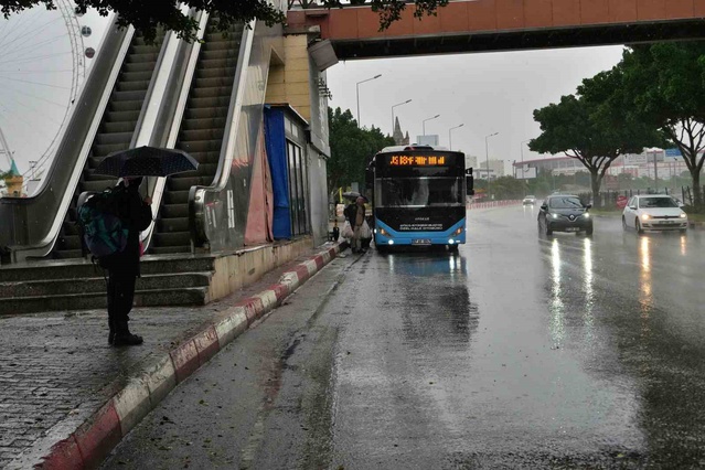Antalya'da sağanak su birikintilerine yol açtı, yağış yarın sabaha kadar sürecek