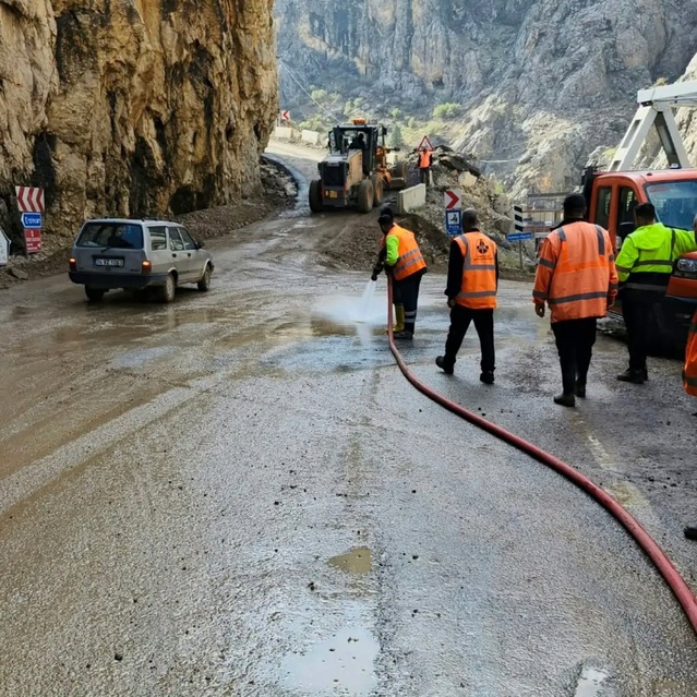 Kemaliye'de heyelan ve su baskınlarına 10 iş makinesiyle müdahale edildi, can kaybı yok