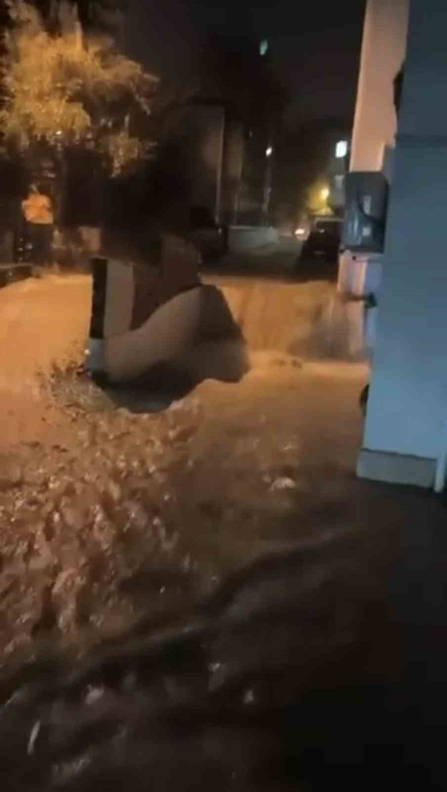 Kocaeli'de sağanak cadde ve sokakları suya çevirdi, sürücüler yolda zorlandı