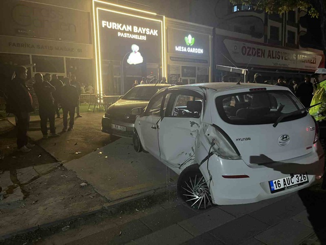 Niğde'de kontrolden çıkan otomobil direğe ve park aracına çarptı, sürücü yaralandı