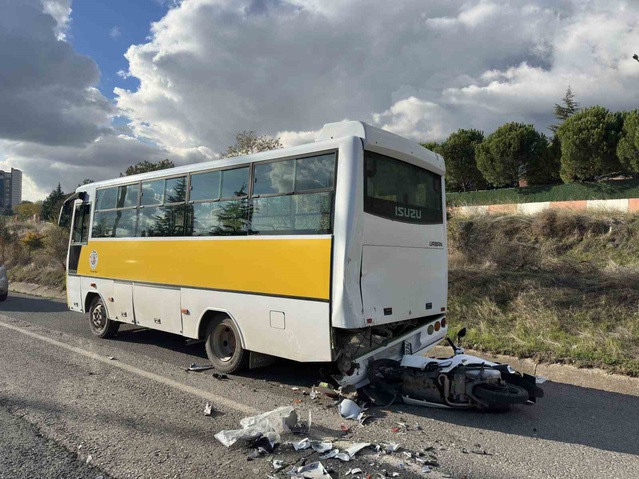 Uşak'ta otobüse arkadan çarpan motosiklette 1 kişi öldü, sürücü ağır yaralandı