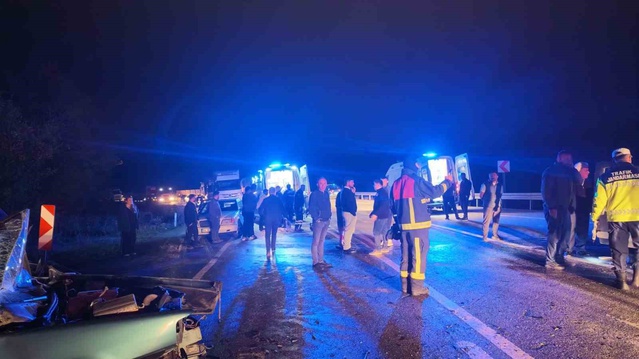Düzce Akçakoca'da kafa kafaya çarpışan iki araçtaki 5 kişi yaralandı