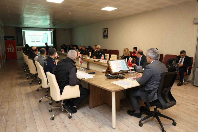 Düzce 112'de Vali Makas başkanlığında acil çağrı toplantısı yapıldı