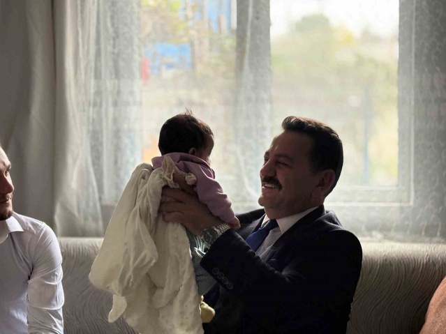 Bilecik'te evlilik kredisi alan aileye İl Müdürü İlhan yenidoğan çantası verdi