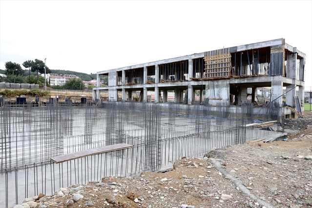 Bingöl Valisi Çelik, Genç'te yapımı süren 818 seyirci kapasiteli salonu gezdi