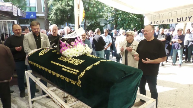 Menemen'de nişanlısı tarafından öldürülen avukat Penbegül cübbesi konularak defnedildi