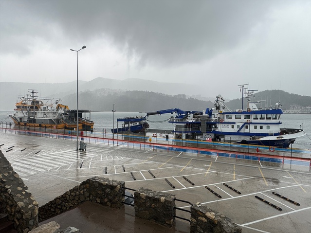 Bartın Amasra'da rüzgarla 3 metrelik dalgalar oluştu, tekneler limana sığındı