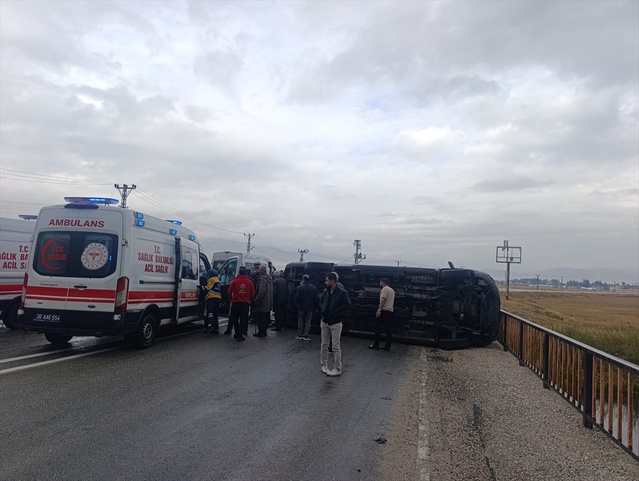 Hakkari Yüksekova'da kontrolden çıkan öğrenci servisi devrildi, 14 kişi yaralandı